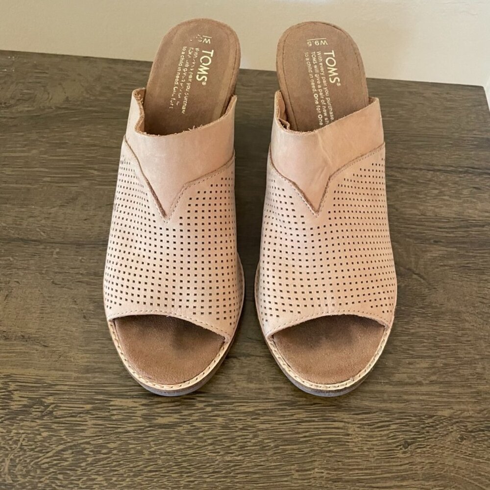 TOMS Beige Perforated Leather Insoles OpenToe Sandal Heels 9.5M